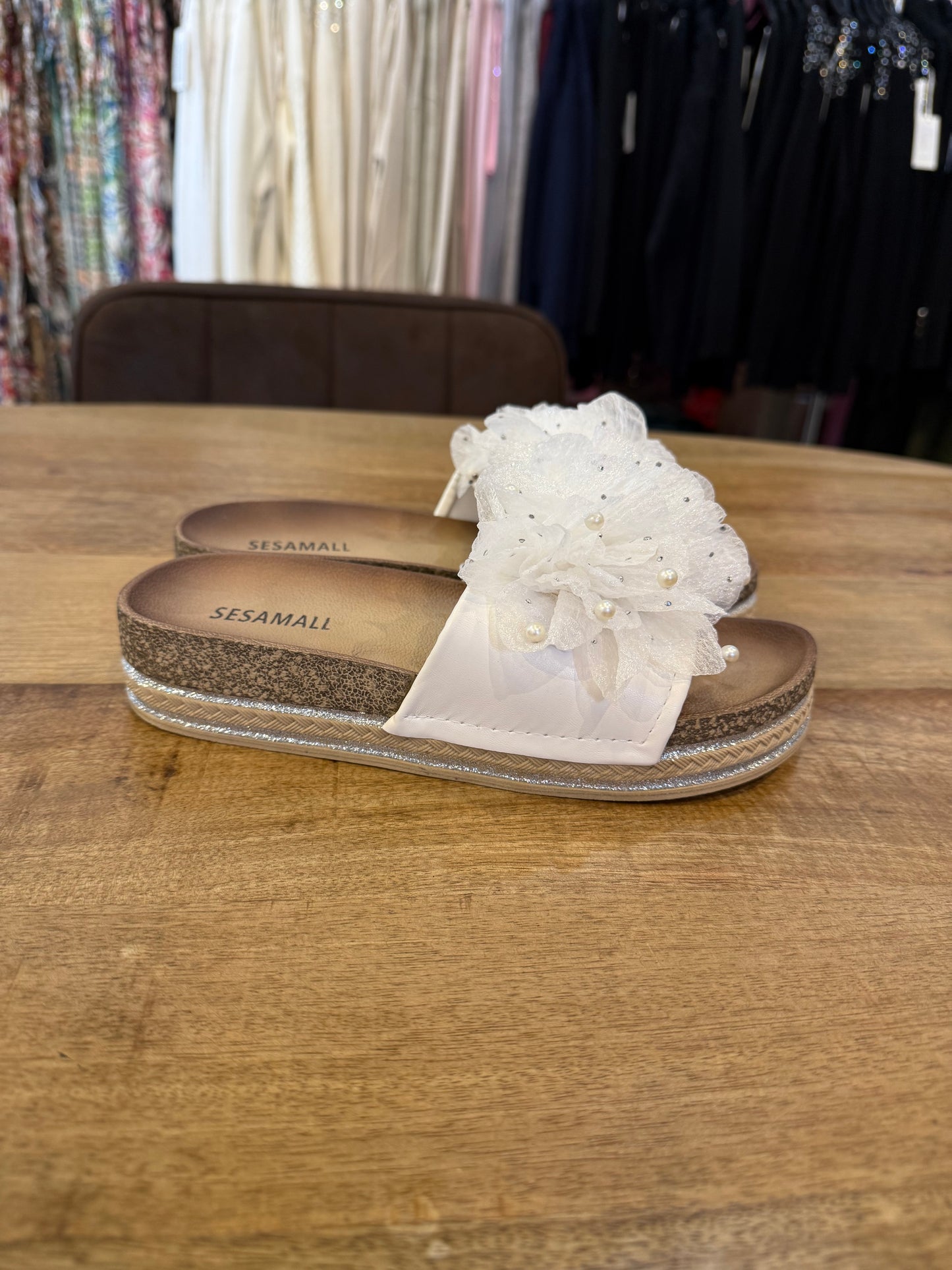 SLIPPER BLOEM/PAREL (WIT)