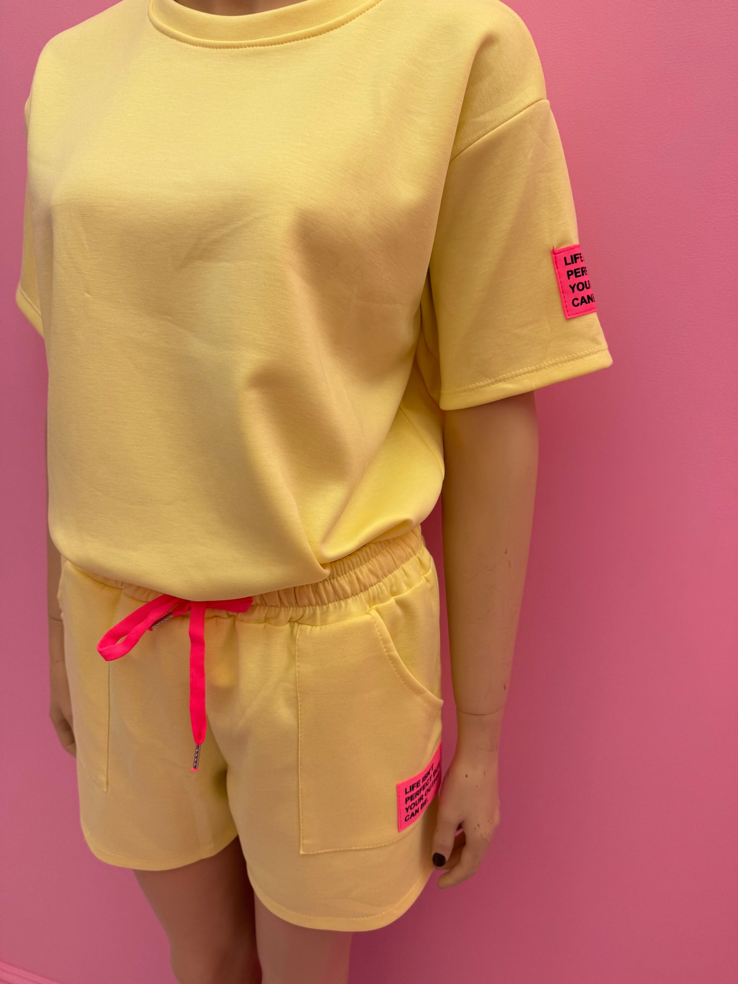 2DELIGE SET LIFE ISN’T PERFECT BUT YOUR OUTFIT CAN BE (GEEL)