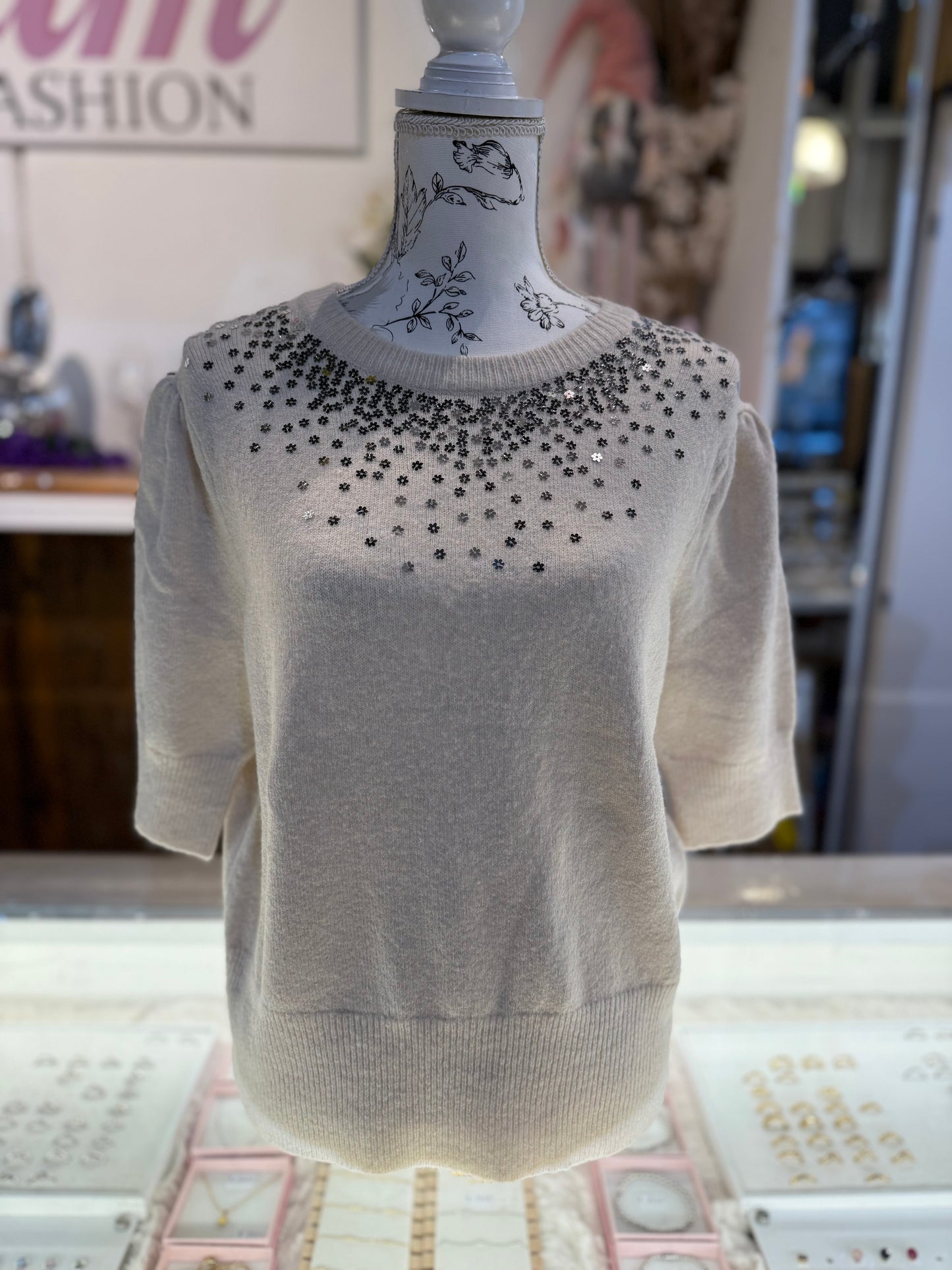 T-SHIRT MET GLITTER BLOEMETJES (BEIGE)