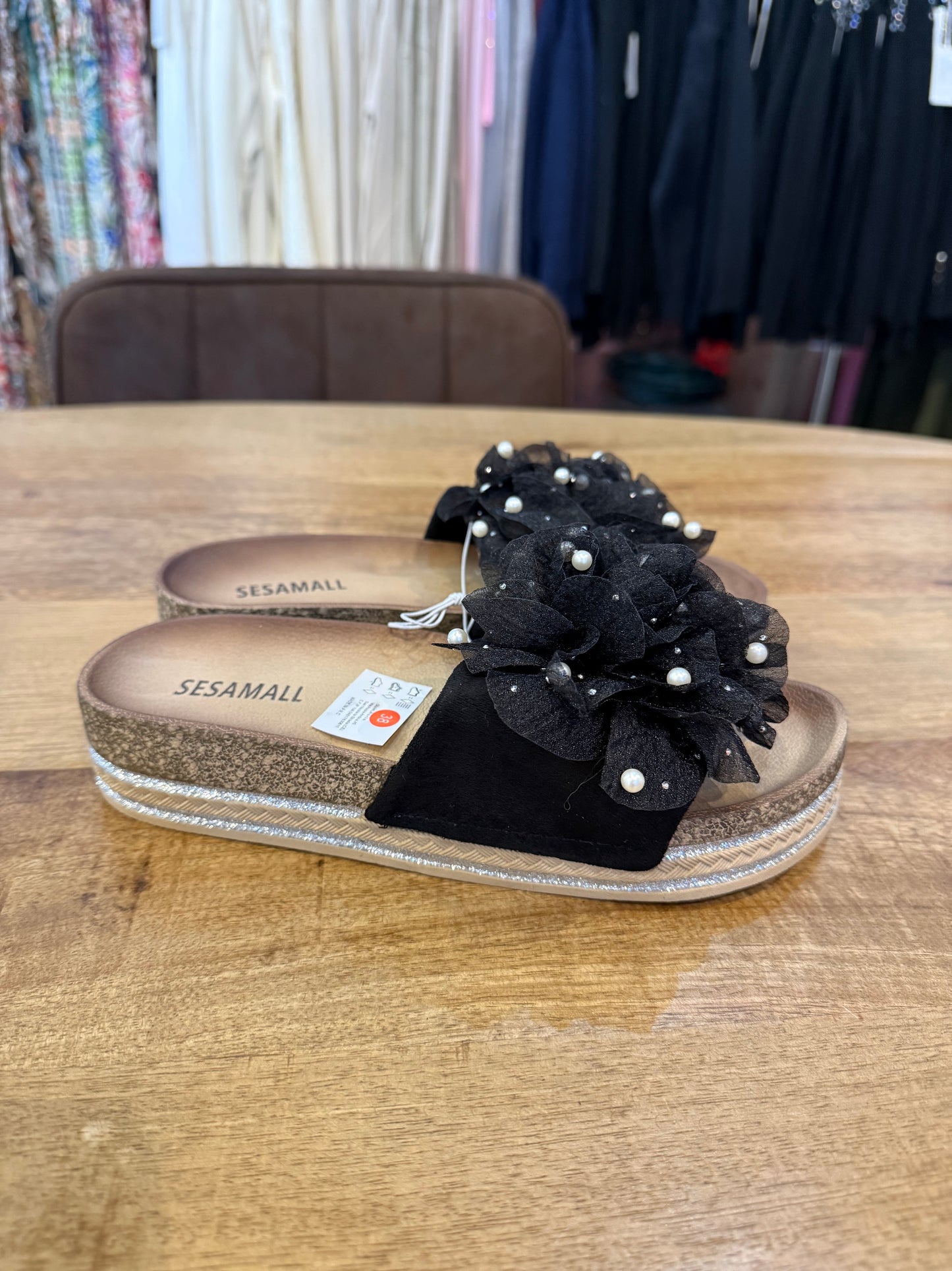 SLIPPER BLOEM/PAREL (ZWART)