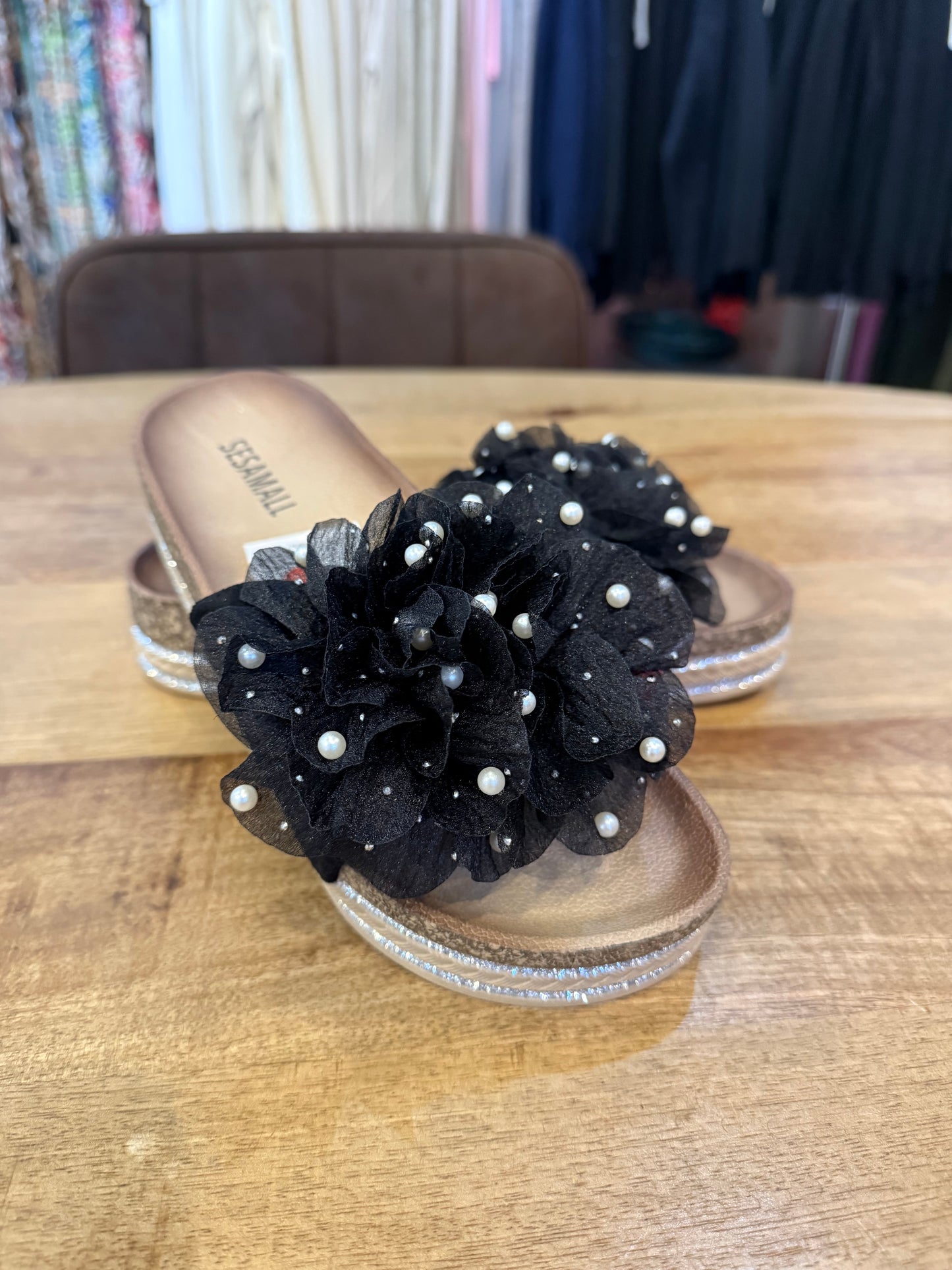 SLIPPER BLOEM/PAREL (ZWART)