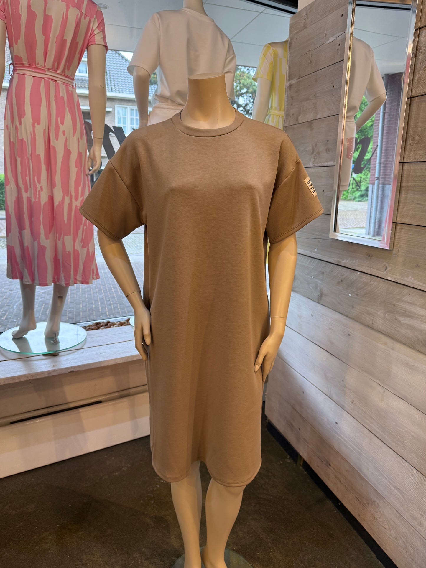 T-SHIRT JURK (TAUPE)