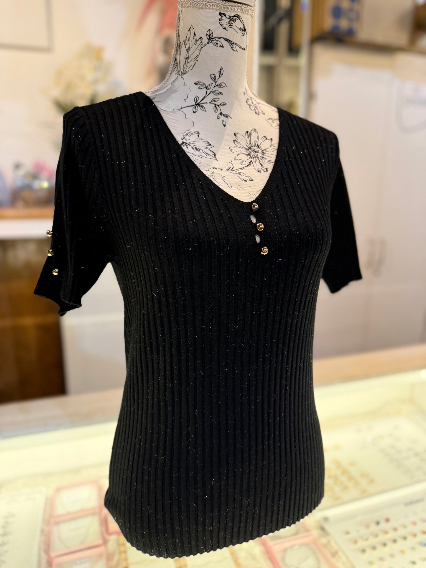 T-SHIRT LUREX MET GOUDEN KNOOPJES (ZWART) 0224
