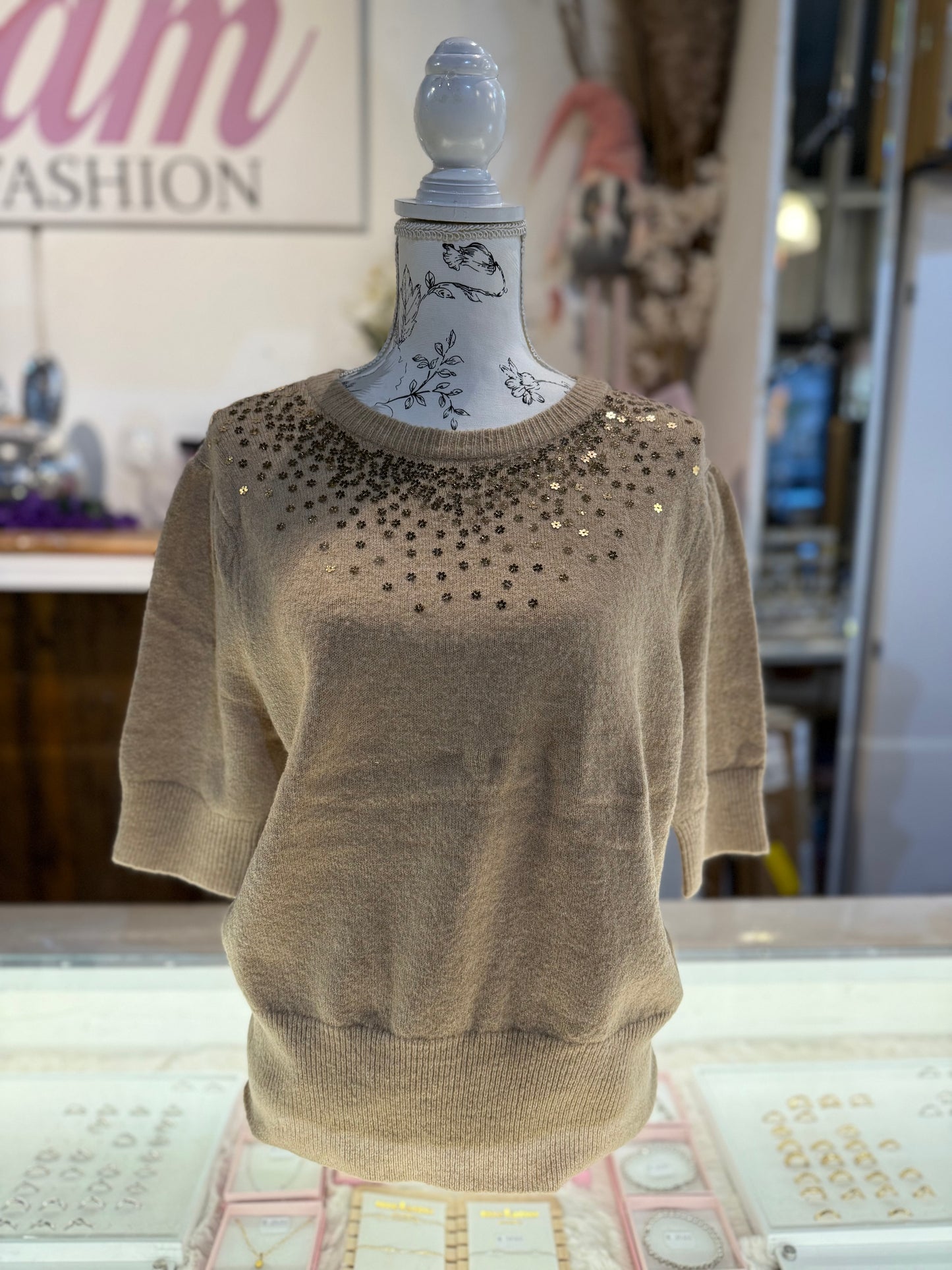 T-SHIRT MET GLITTER BLOEMETJES (CAMEL) 0220