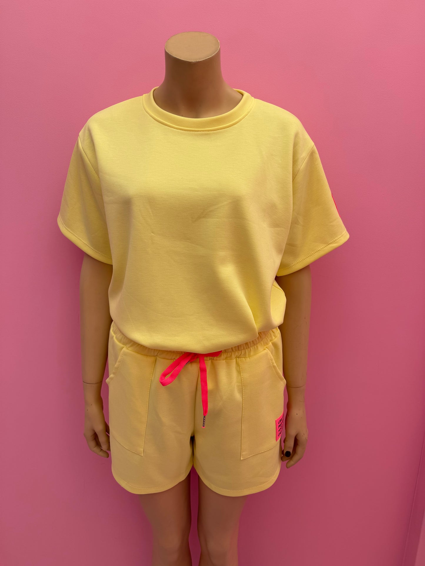 2DELIGE SET LIFE ISN’T PERFECT BUT YOUR OUTFIT CAN BE (GEEL)