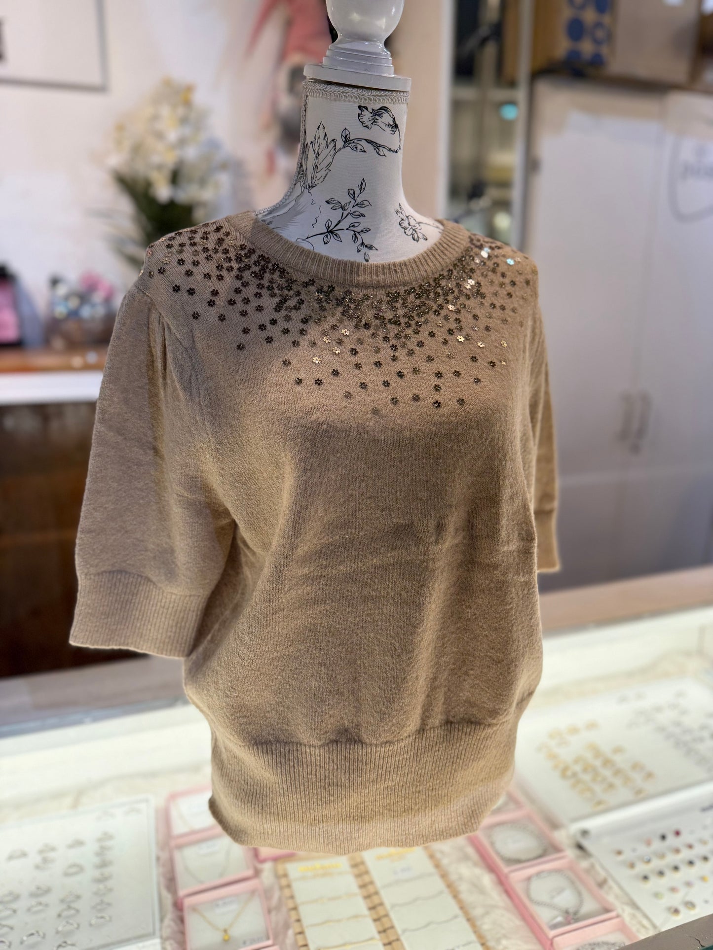 T-SHIRT MET GLITTER BLOEMETJES (CAMEL) 0220